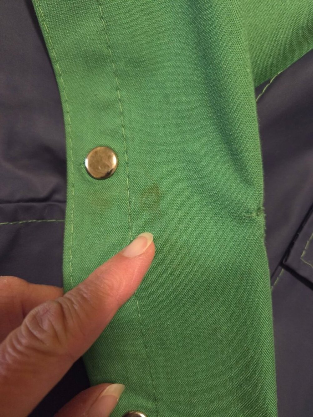 Womens VTG Hooded Vinyl Raincoat L Reversable Navy Canvas Green Snaps pockets - Picture 5 of 10
